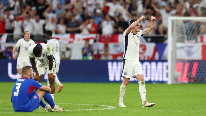 GELSENKIRCHEN, GERMANY - JUNE 30: Declan Rice of England celebrates after the team's victory and progression to the quarter final during the UEFA EURO 2024 round of 16 match between England and Slovakia at Arena AufSchalke on June 30, 2024 in Gelsenkirchen, Germany. (Photo by Richard Pelham/Getty Images) Slovacchia, il cuore non basta: Bellingham e Kane infrangono i sogni dei Falchi - immagine 1