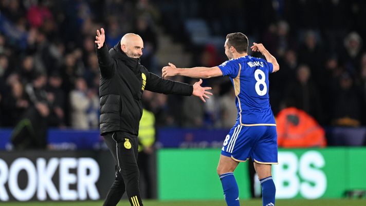 LEICESTER, ENGLAND - APRIL 23: Enzo Maresca, Manager of Leicester City, and Harry Winks of Leicester City embrace after the team's victory in the Sky Bet Championship match between Leicester City and Southampton FC at The King Power Stadium on April 23, 2024 in Leicester, England. (Photo by Michael Regan/Getty Images) Leicester Maresca abbraccia Winks