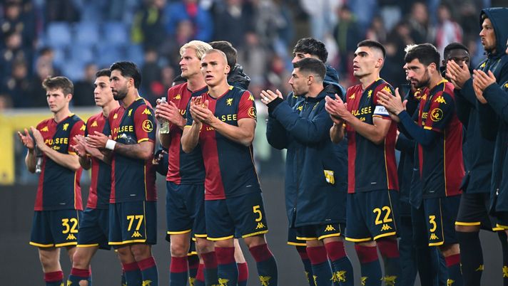 GENOA, ITALY - NOVEMBER 09: Genoa players applaud the fans after the Serie A match between Genoa CFC and ACF Fiorentina at Luigi Ferraris Stadium on November 09, 2025 in Genoa, Italy. (Photo by Simone Arveda/Getty Images) Genoa, probabile formazione: Colombo e Vitinha guidano l’attacco rossoblù - immagine 1