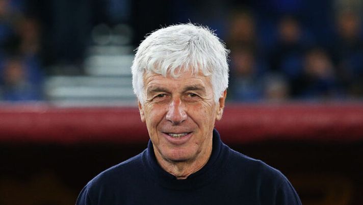 ROME, ITALY - OCTOBER 18: Gian Piero Gasperini, Head Coach of AS Roma, looks on prior to the Serie A match between AS Roma and Juventus FC at Olimpico Stadium on October 18, 2025 in Rome, Italy. (Photo by Paolo Bruno/Getty Images) Gasperini: “Così vedo Bailey, ha caratteristiche utili! Dovbyk, Dybala, Wesley e Ndicka…” - immagine 1