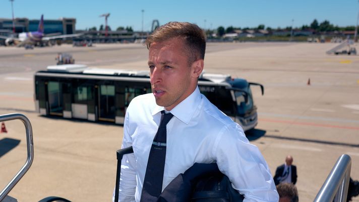 MILAN, ITALY - MAY 12: Davide Frattesi of FC Internazionale get on the plane during the Inter travel to Rome for the Italia Coppa Italian at Malpensa Airport on May 12, 2026 in Milan, Italy. (Photo by Mattia Ozbot - Inter/Inter via Getty Images) Mercato Inter, Pedullà: “Confermo la possibilità di imbastire uno scambio tra Frattesi e…” - immagine 1