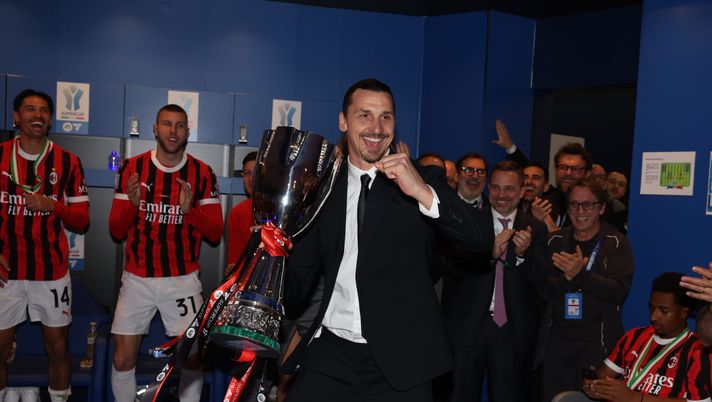 RIYADH, SAUDI ARABIA - JANUARY 06: Zlatan Ibrahimovic of AC Milan celebrates with the trophy after winning the Italian Super Cup Final match between FC Internazionale and AC Milan at Al- Awwal Park Stadium on January 06, 2025 in Riyadh, Saudi Arabia. (Photo by Claudio Villa/AC Milan via Getty Images) Il discorso di Ibra: “Chi vuole entrare nella storia del Milan deve vincere queste coppe” - immagine 1