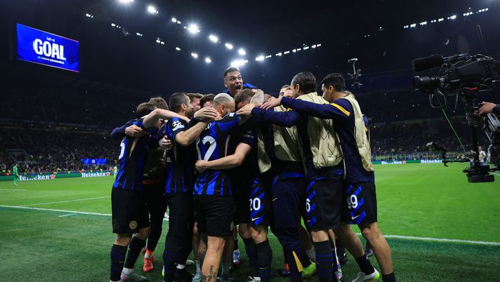 MILAN, ITALY - MAY 06: Hakan Calhanoglu of FC Internazionale celebrates scoring his team's second goal with teammates during the UEFA Champions League 2024/25 Semi Final Second Leg match between FC Internazionale Milano and FC Barcelona at Giuseppe Meazza Stadium on May 06, 2025 in Milan, Italy. (Photo by Carl Recine/Getty Images) Inter Barcellona