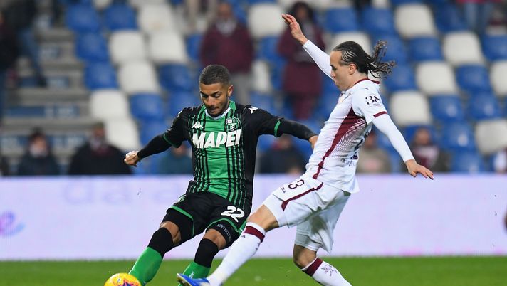 REGGIO NELL'EMILIA, ITALY - JANUARY 18: Jeremy Toljan of US Sassuolo competes for the ball with Diego Laxalt of Torino FC during the Serie A match between US Sassuolo and Torino FC at Mapei Stadium - Città del Tricolore on January 18, 2020 in Reggio nell'Emilia, Italy (Photo by Alessandro Sabattini/Getty Images) Le pagelle di Sassuolo-Torino 2-1: Laxalt per Verdi e il Toro non c’è più- immagine 2