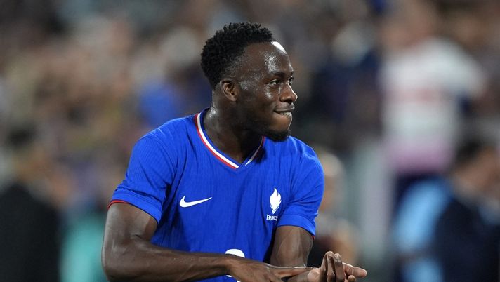 BORDEAUX, FRANCE - AUGUST 02: Arnaud Kalimuendo #9 of Team France celebrates victory following the Men's Quarterfinal match between France and Argentina during the Olympic Games Paris 2024 at Nouveau Stade de Bordeaux on August 02, 2024 in Bordeaux, France. (Photo by Juan Manuel Serrano Arce/Getty Images) Roma, Gasp vuole una punta diversa: piace Kalimuendo - immagine 1