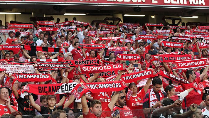 Tifosi del Benfica durante la partita tra SL Benfica e Vitoria Setubal FC per la Primeira Liga portoghese all'Estadio da Luz il 21 agosto 2016 a Lisbona, Portogallo. (Foto di Carlos Rodrigues/Getty Images) Portogallo, l’uragano Kristin abbatte tre stadi. La situazione - immagine 1