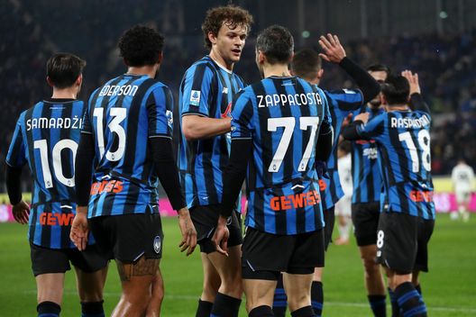 BERGAMO, ITALY - FEBRUARY 09: Davide Zappacosta of Atalanta celebrates with his teammates after scoring his teams second goal during the Serie A match between Atalanta BC and US Cremonese at Gewiss Stadium on February 09, 2026 in Bergamo, Italy. (Photo by Marco Luzzani/Getty Images) Principi “Gasperiniani”, la riserva e l’ex assente: alla scoperta dell’Atalanta di Palladino- immagine 2