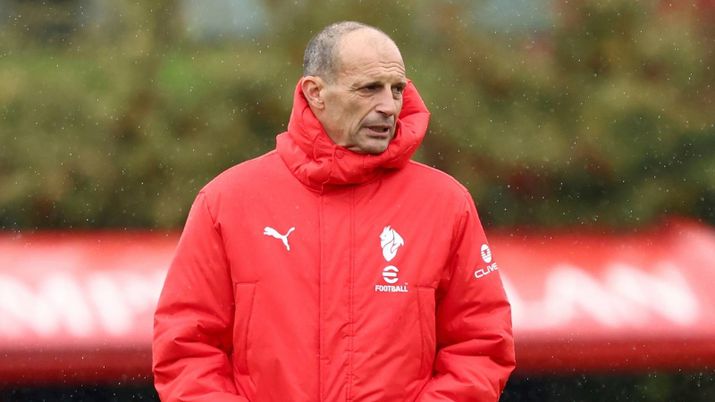 Massimiliano Allegri (allenatore AC Milan), qui durante una seduta di allenamento con i rossoneri a Milanello | Milan News (Credits foto: Getty Images) Massimiliano Allegri allenatore AC Milan al centro delle critiche e delle polemiche