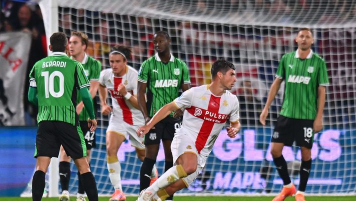 SASSUOLO, ITALY - NOVEMBER 03: Ruslan Malinovskyi of Genoa CFC celebrates after scoring the opening goal during the Serie A match between US Sassuolo Calcio and Genoa CFC at Mapei Stadium Citta del Tricolore on November 03, 2025 in Sassuolo, Italy. (Photo by Alessandro Sabattini/Getty Images) Il Genoa vede la luce, Ostigard ribalta il Sassuolo al 93′: finisce 1-2 al Mapei! - immagine 1