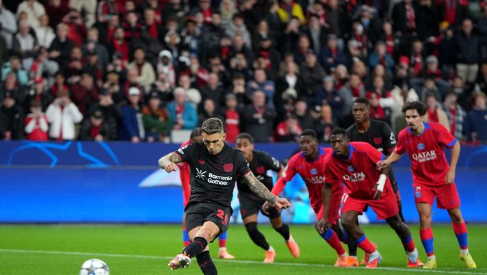 LEVERKUSEN, GERMANY - OCTOBER 21: Alex Grimaldo of Bayer Leverkusen takes a penalty kick during the UEFA Champions League 2025/26 League Phase MD3 match between Bayer 04 Leverkusen and Paris Saint-Germain at BayArena on October 21, 2025 in Leverkusen, Germany. (Photo by Pau Barrena/Getty Images) Streaming Leverkusen-Friburgo: Diretta TV e live gratis - immagine 1