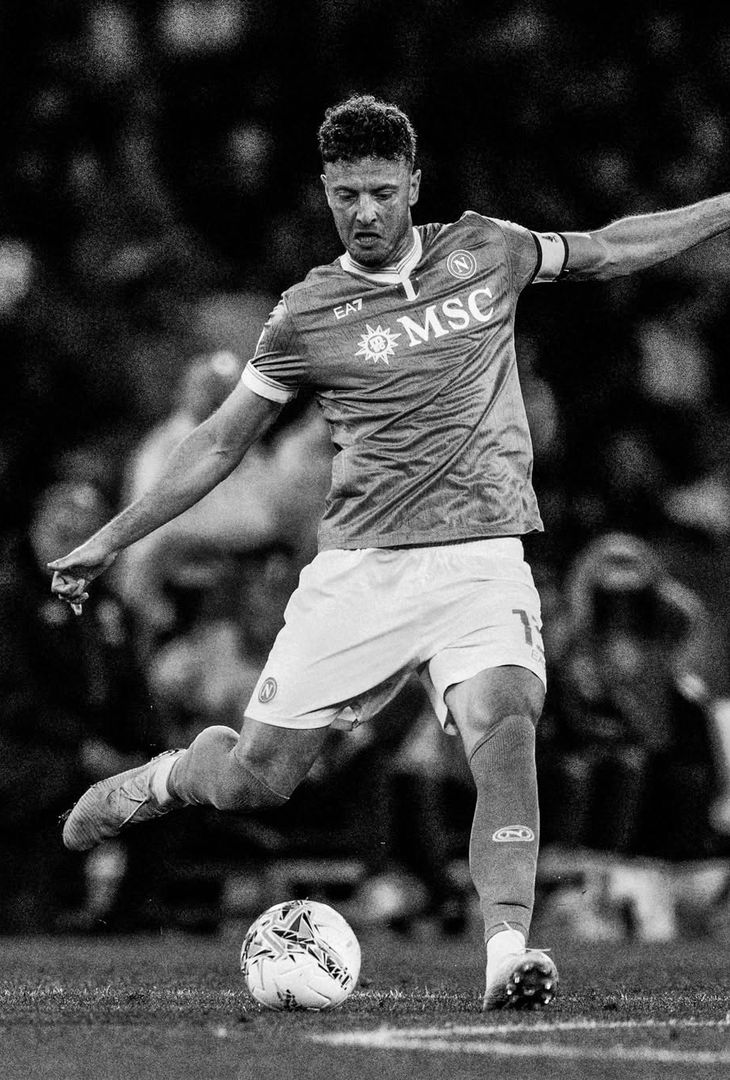 Apre McTominay, chiude Alisson Santos; nel mezzo, l'autorete di Terracciano e De Bruyne: una gara perfetta disputata venerdì sera dal Napoli di Antonio Conte contro la Cremonese, riassunta in 20 fotografie bianche e nere che vanno a comporre un post pubblicato in giornata dall'admin Instagram della compagine partenopea.