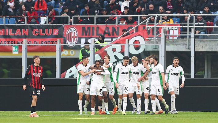 MILAN, ITALY - DECEMBER 14: Armand Lauriente of US Sassuolo Calcio celebrates scoring his team's second goal with his teammates during the Serie A match between AC Milan and US Sassuolo Calcio at Giuseppe Meazza Stadium on December 14, 2025 in Milan, Italy. (Photo by Marco Luzzani/Getty Images) live-milan-sassuolo-pulisic-allegri-san-siro-serie-a-quindicesima-giornata-diretta-live-dazn-risultato-gol-probabili-formazioni-ufficiali-interviste-dichiarazioni-news