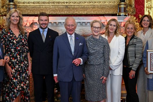 David Beckham con re Carlo III, Penny Lancaster, Meryl Streep, Kate Winslet e Sarah Beeny (Photo by Chris J. Ratcliffe - WPA Pool/Getty Images) David Beckham diventa “Sir”: la lunga attesa e come è diventato Cavaliere del Regno Unito- immagine 2