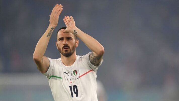 Italy's defender Leonardo Bonucci claps before the UEFA EURO 2020 Group A football match between Turkey and Italy at the Olympic Stadium in Rome on June 11, 2021. (Photo by Mike Hewitt / POOL / AFP) (Photo by MIKE HEWITT/POOL/AFP via Getty Images) Bonucci lascia il calcio e si ritira: “Oltre la storia oggi sono io. 19 forever” - immagine 1