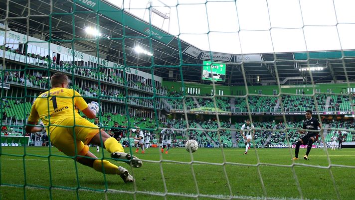 GRONINGEN, NETHERLANDS - SEPTEMBER 13: Donyell Malen of PSV takes and misses a penalty against Goalkeeper Sergio Padt of Football Club Groningen during the Dutch Eredivisie match between FC Groningen and PSV Eindhoven at Hitachi Capital Mobility Stadion on September 13, 2020 in Groningen, Netherlands. (Photo by Dean Mouhtaropoulos/Getty Images) groningen