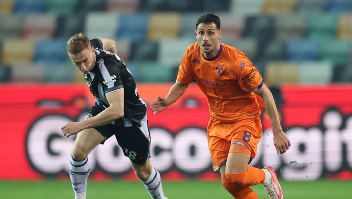 UDINE, ITALY - MARCH 02: Rolando Mandragora of Fiorentina in action during the Serie A match between Udinese Calcio and ACF Fiorentina at Stadio Friuli on March 02, 2026 in Udine, Italy. (Photo by Timothy Rogers/Getty Images) Tuttosport: “Fiorentina preoccupata per Kean. Salvezza una montagna da scalare” - immagine 1