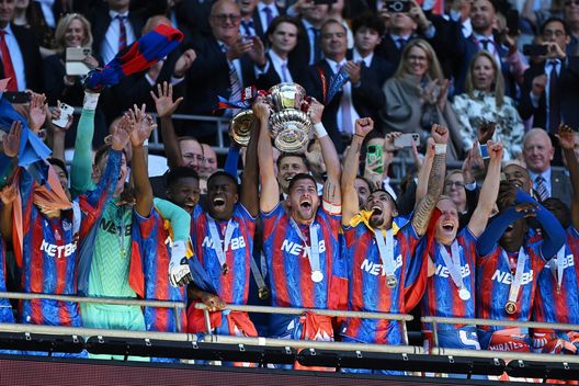 Il Crystal Palace alza al cielo la Fa Cup conquistata a Wembley contro il Manchester City. (Foto di Shaun Botterill/Getty Images) Anche i ricchi piangono- immagine 2