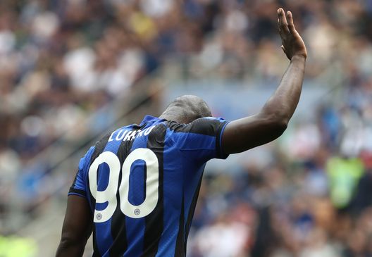 MILAN, ITALY - APRIL 30: Romelu Lukaku of FC Internazionale gestures during the Serie A match between FC Internazionale and SS Lazio at Stadio Giuseppe Meazza on April 30, 2023 in Milan, Italy. (Photo by Marco Luzzani/Getty Images) Inter 2022-23, Inzaghi vola in Europa. GdS: “La finale non cancella gli stop in campionato”- immagine 2