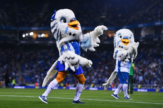 Le mascotte dell'Espanyol si esibiscono durante la partita della Liga tra Espanyol e Levante allo stadio Cornella-El Prat, il 13 ottobre 2017 a Barcellona, Spagna. (Foto di David Ramos/Getty Images) Spagna, condannato per molestie sessuali l’ex capitano del Celta Vigo- immagine 2