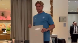 De Bruyne premia Lang per un grande traguardo dell’olandese – IL VIDEO