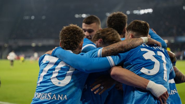 NAPLES, ITALY - DECEMBER 07: Rasmus Hojlund celebrates the 2 - 1 goal during the Serie A match between SSC Napoli and Juventus FC at Stadio Diego Armando Maradona on December 07, 2025 in Naples, Italy. (Photo by SSC NAPOLI/SSC NAPOLI via Getty Images) Napoli alla riscossa, c’è da invertire il trend negativo in trasferta: l’analisi – TS - immagine 1