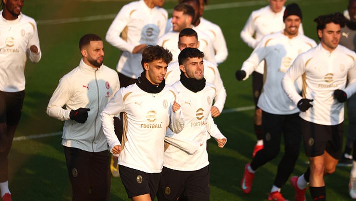 CAIRATE, ITALY - FEBRUARY 04: Joao Felix of AC Milan and Christian Pulisic looks on during an AC Milan Training Session at Milanello on February 04, 2025 in Cairate, Italy.  (Photo by Giuseppe Cottini/AC Milan via Getty Images)  Quanto ha speso il Milan sul mercato di gennaio? Il saldo delle operazioni… - immagine 1