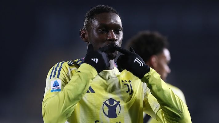 COMO, ITALY - FEBRUARY 07: Randal Kolo Muani of Juventus celebrates after scoring their team's first goal during the Serie A match between Como 1907 and Juventus at Stadio G. Sinigaglia on February 07, 2025 in Como, Italy. (Photo by Marco Luzzani/Getty Images) Juve pronta al rilancio per tenere Kolo Muani: cosa offrirà Comolli al Psg per convincerli - immagine 1