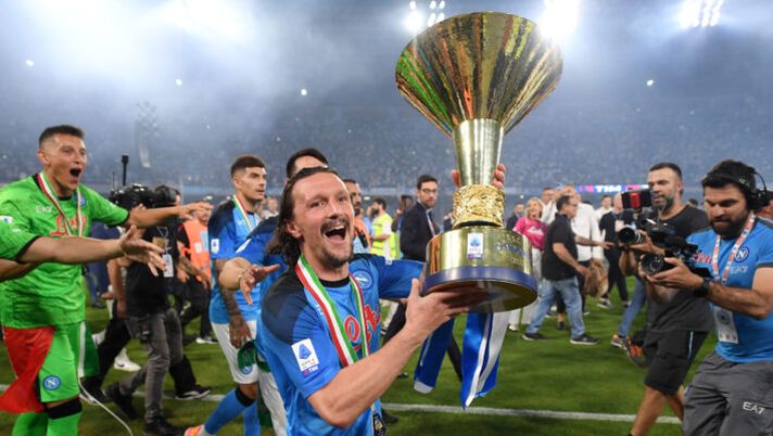 NAPLES, ITALY - JUNE 04: Mario Rui of SSC Napoli celebrates with the Serie A trophy following the Serie A match between SSC Napoli and UC Sampdoria at Stadio Diego Armando Maradona on June 04, 2023 in Naples, Italy. (Photo by Francesco Pecoraro/Getty Images) Napoli, conferme sul rinnovo di Mario Rui. L’agente svela la data della firma - immagine 1