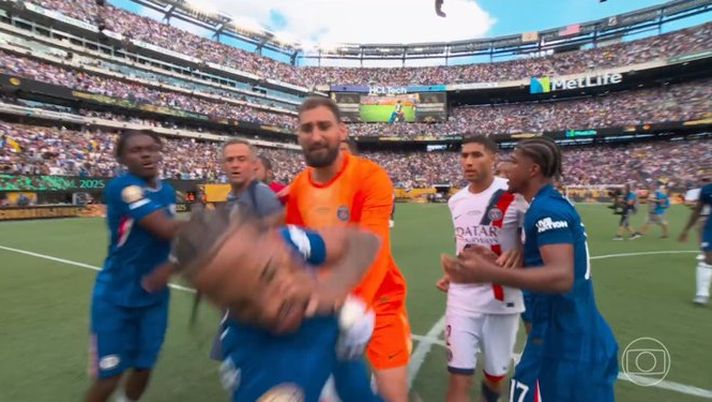 Finale Mondiale, parapiglia Donnarumma: Gigio interviene, Joao Pedro a terra Donnarumma