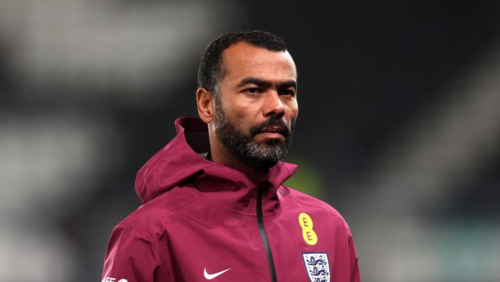 DERBY, ENGLAND - OCTOBER 13: Ashley Cole, Assistant Head Coach of England U21's, looks on prior to the 2027 UEFA European Under-21 Championship Qualifier match between England and Andorra at Pride Park on October 13, 2025 in Derby, England. (Photo by Nathan Stirk/Getty Images) Clamoroso Cesena: esonerato Mignani, il nuovo allenatore sarà Ashley Cole - immagine 1