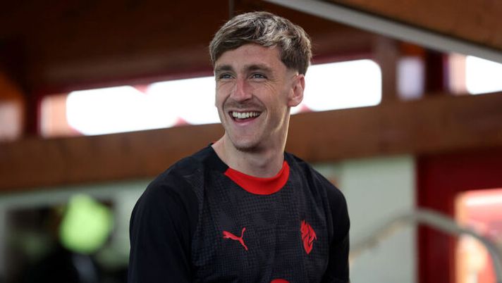 CAIRATE, ITALY - JULY 07: Alexis Saelemaekers of AC Milan in action during a AC Milan training session at Milanello sports center on July 07, 2025 in Cairate, Italy. (Photo by Claudio Villa/AC Milan via Getty Images) Saelemaekers: “Milan, sono qua per rimanere! Contento di essere tornato, faremo grandi cose” - immagine 1