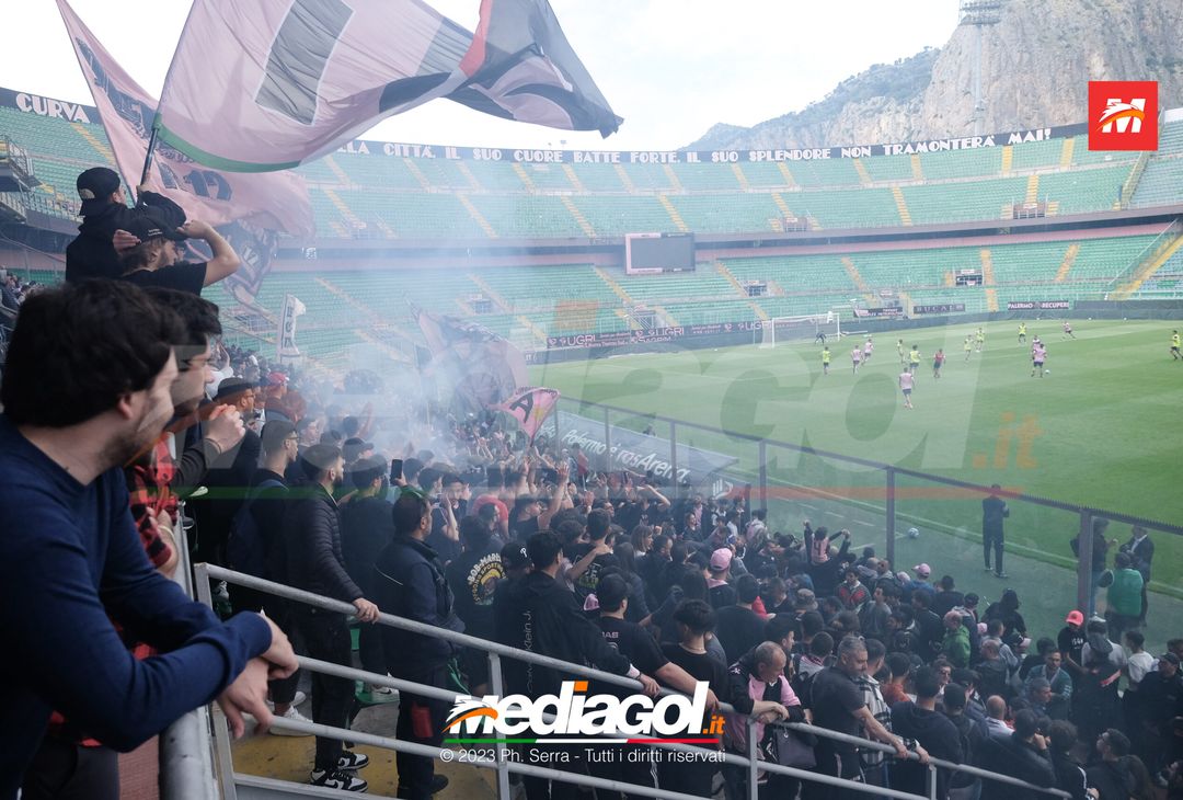 FOTO PALERMO, verso il Cagliari: la carica dei tifosi al “Barbera” (GALLERY) - immagine 9