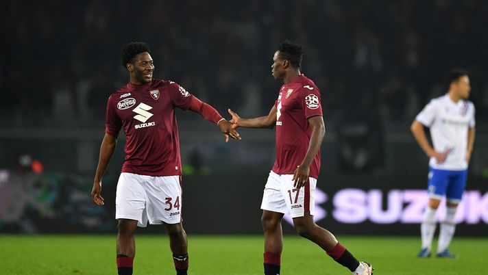 TURIN, ITALY - OCTOBER 30: Wilfried Singo (R) of Torino FC celebrates a goal with team mate Ola Aina during the Serie A match between c at Stadio Olimpico di Torino on October 30, 2021 in Turin, Italy. (Photo by Valerio Pennicino/Getty Images) Tra l’espulsione dopo 14′ e la panchina con l’Udinese: Singo a Roma per il riscatto - immagine 1