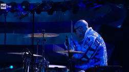 Napoli ruggisce a Sanremo: il batterista dei The Kolors si colora d’azzurro!