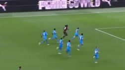 Leao e l’icona di Milan-Napoli: una intera squadra insegue Rafa