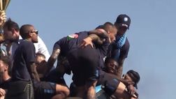 Parata scudetto, Spinazzola quasi cade dal pullman! Salvato dai compagni