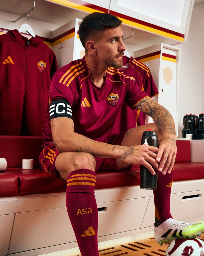 Roma, ecco la nuova maglia che ricorda la prima di Totti. Disponibile in due versioni- immagine 2