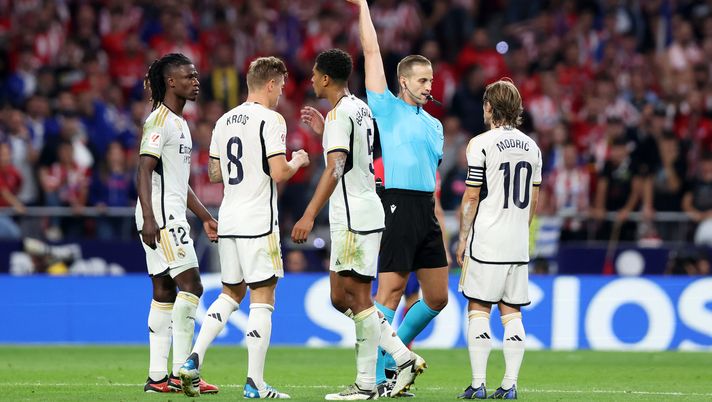 MADRID, SPAIN - SEPTEMBER 24: Referee Javier Alberola Rojas shows a yellow card to Luka Modric of Real Madrid during the LaLiga EA Sports match between Atletico Madrid and Real Madrid CF at Civitas Metropolitano Stadium on September 24, 2023 in Madrid, Spain. (Photo by Gonzalo Arroyo Moreno/Getty Images) Alberola Rojas arbitro del derby di Madrid in Supercoppa: e al Real fanno gli scongiuri… - immagine 1