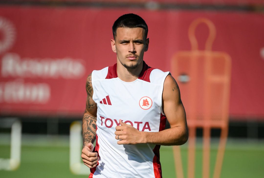 Trigoria, la firma e il primo allenamento di Enzo Le Fée con la Roma – FOTO GALLERY - immagine 26