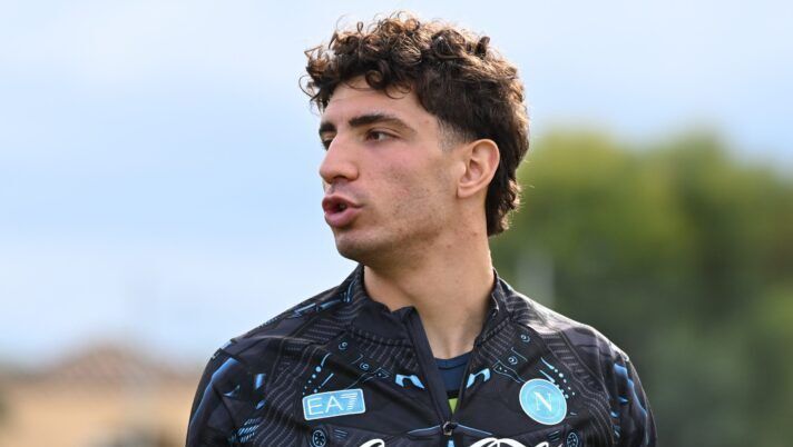 NAPLES, ITALY - NOVEMBER 27: SSC Napoli players Luca Marianucci and Antonio Vergara attend the afternoon training Session at SSC Napoli Training Center in Castel Volturno (Caserta) on November 27, 2025 in Naples, Italy. (Photo by SSC NAPOLI/SSC NAPOLI via Getty Images) BREAKING – Sorpresa Marianucci: lascia il Napoli in prestito e resta in Serie A, niente Cremonese - immagine 1