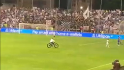 Austria, Rangnick attraversa il campo in bici: “La panchina era distante”