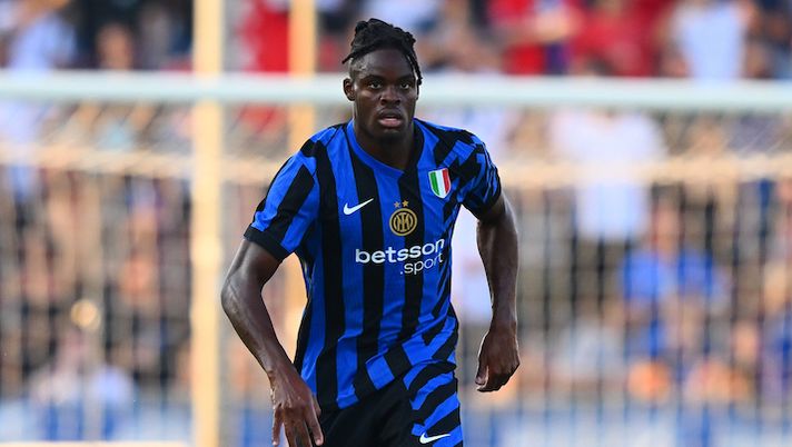 PISA, ITALY - AUGUST 02: Yann Auriel Bisseck of FC Internazionale in action during the pre-season friendly match between Pisa and FC Internazionale at Arena Garibaldi on August 02, 2024 in Pisa, Italy. (Photo by Mattia Pistoia - Inter/Inter via Getty Images) Inter, i segnali dall’1-1 col Pisa: da Bisseck a Frattesi e Martinez, i promossi e i bocciati - immagine 1
