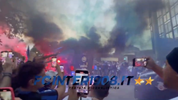 VIDEO FCIN1908 / Derby, fuochi d’artificio per l’arrivo del pullman dell’Inter