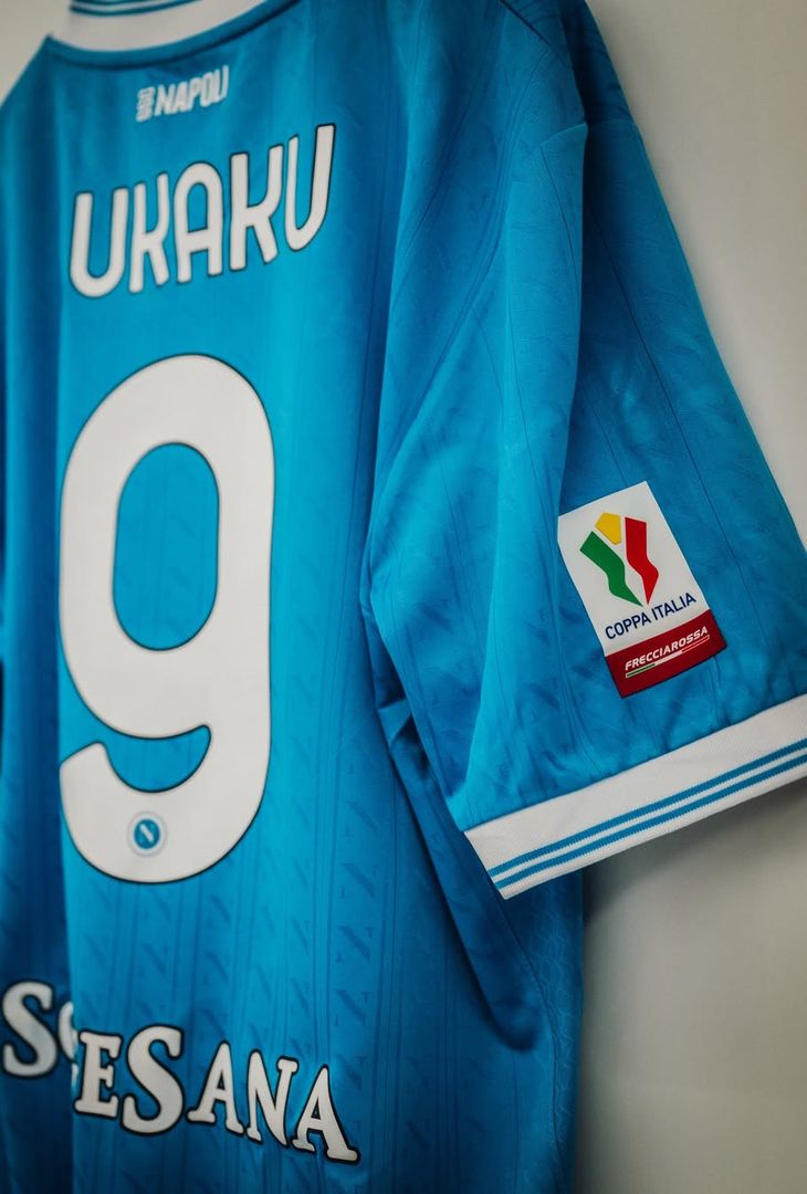 Sale l'attesa per il fischio d'inizio (fissato per le 21:00 odierne) di Napoli-Como, gara valevole per i quarti di finale dell'edizione 2025/26 di Coppa Italia. Per l'occasione, la squadra di Antonio Conte, come dimostra il seguente post pubblicato dalla società partenopea sul proprio account Instagram, scenderà in campo con indosso la maglia azzurra.