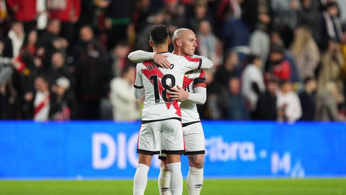 MADRID, SPAIN - OCTOBER 26: Isi Palazon and Alvaro Garcia Rivera of Rayo Vallecano celebrate following the team's victory in the LaLiga EA Sports match between Rayo Vallecano de Madrid and Deportivo Alaves at Estadio de Vallecas on October 26, 2025 in Madrid, Spain. (Photo by Angel Martinez/Getty Images) Vallecano-Betis: dove vedere la Liga in Diretta TV e in Streaming Gratis - immagine 1