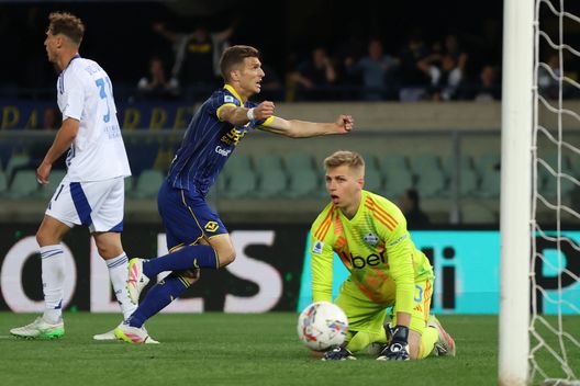 Il gol di Lazovic contro il Como nello scorso turno: potrebbe aver salvato il Verona. (Foto di Timothy Rogers/Getty Images) Lotta salvezza pazzesca in Serie A: ecco tutte le combinazioni possibili- immagine 2