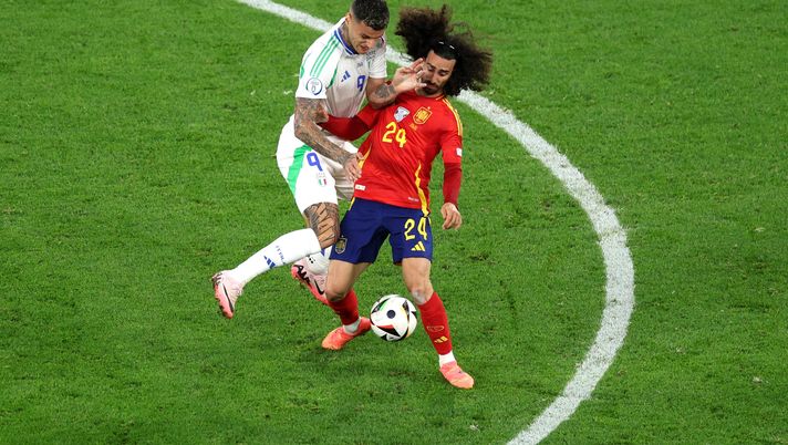 Scamacca con la maglia dell'Italia, impegnato in un duello con lo spagnolo Cucurella. (Photo by Dean Mouhtaropoulos/Getty Images) Italia, “Ricomincio da tre”: il ritorno in maglia azzurra di Ricci, Buongiorno e Scamacca - immagine 1