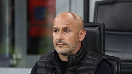 MILAN, ITALY - MAY 09: Vincenzo Italiano, Head Coach of Bologna, looks on prior to the Serie A match between AC Milan and Bologna at Stadio Giuseppe Meazza on May 09, 2025 in Milan, Italy. (Photo by Marco Luzzani/Getty Images) milan-tv-bologna-italiano-in-conferenza-stampa-coppa-italia-news-dichiarazioni