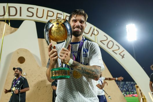 Ruben Neves dell'Al Hilal solleva il trofeo mentre festeggia la vittoria nella finale della Supercoppa Saudita. (Foto di Yasser Bakhsh/Getty Images) La Palestina sogna il Mondiale: “Lottiamo per i bambini che stanno morendo”- immagine 4