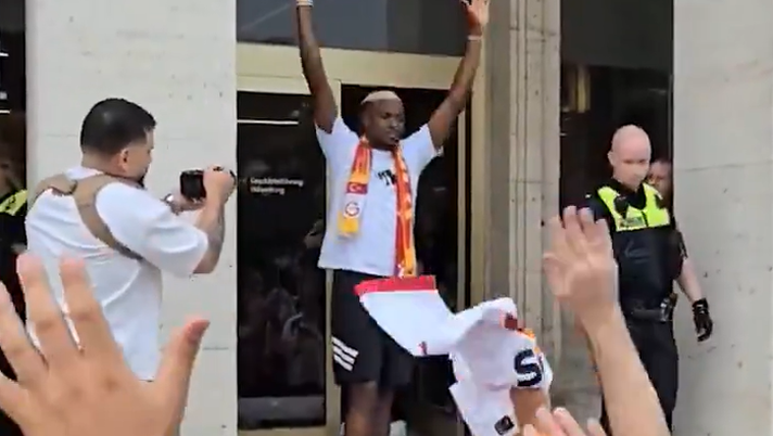 Osimhen in partenza per la Turchia, bagno di folla in aeroporto in Germania IL VIDEO - immagine 1